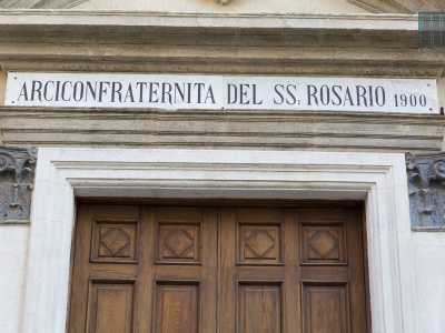 ...mentre al di sotto � presente la scritta �Arciconfraternita del SS.mo Rosario�, associazione che dal 1900 gestisce la chiesa